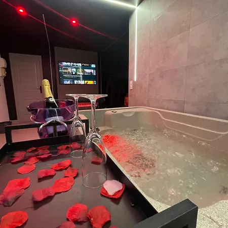 Squid Avec Jacuzzi Prive مُلا